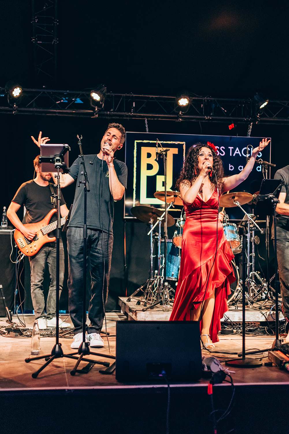 Brass Tacks Live Band, live vocals on stage