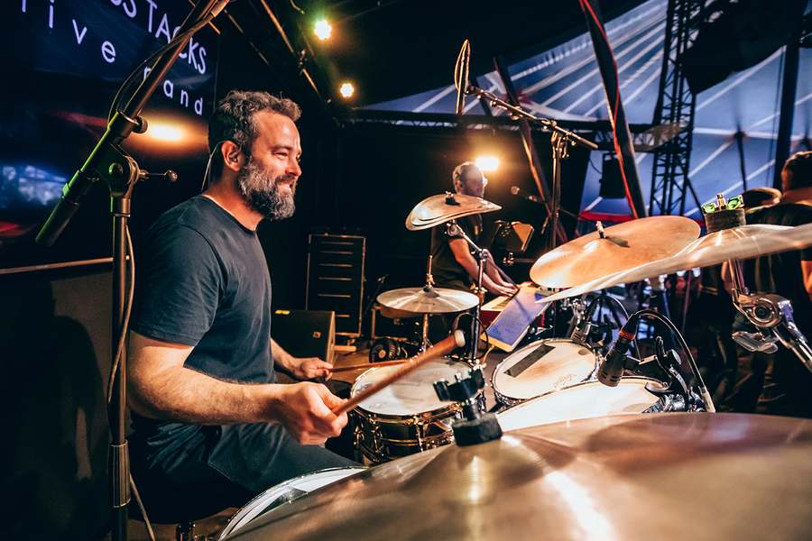 Die Brass Tacks Live Band spielt auf einem Firmenevent
