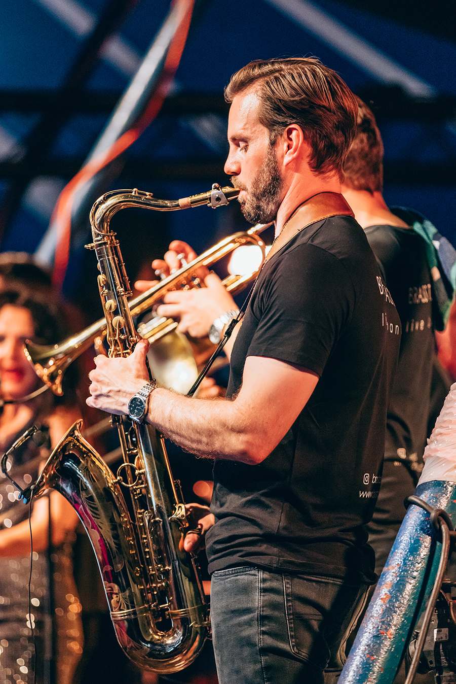 Die Brass Tacks Live Band spielt auf einer Hochzeitsfeier