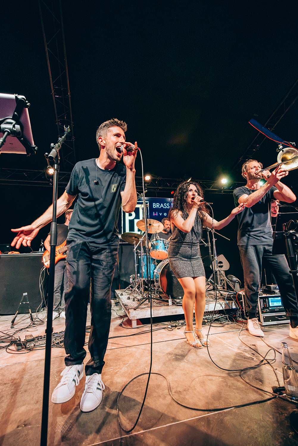 Volle Tanzfläche bei einem Firmenevent mit der Brass Tacks Live Band