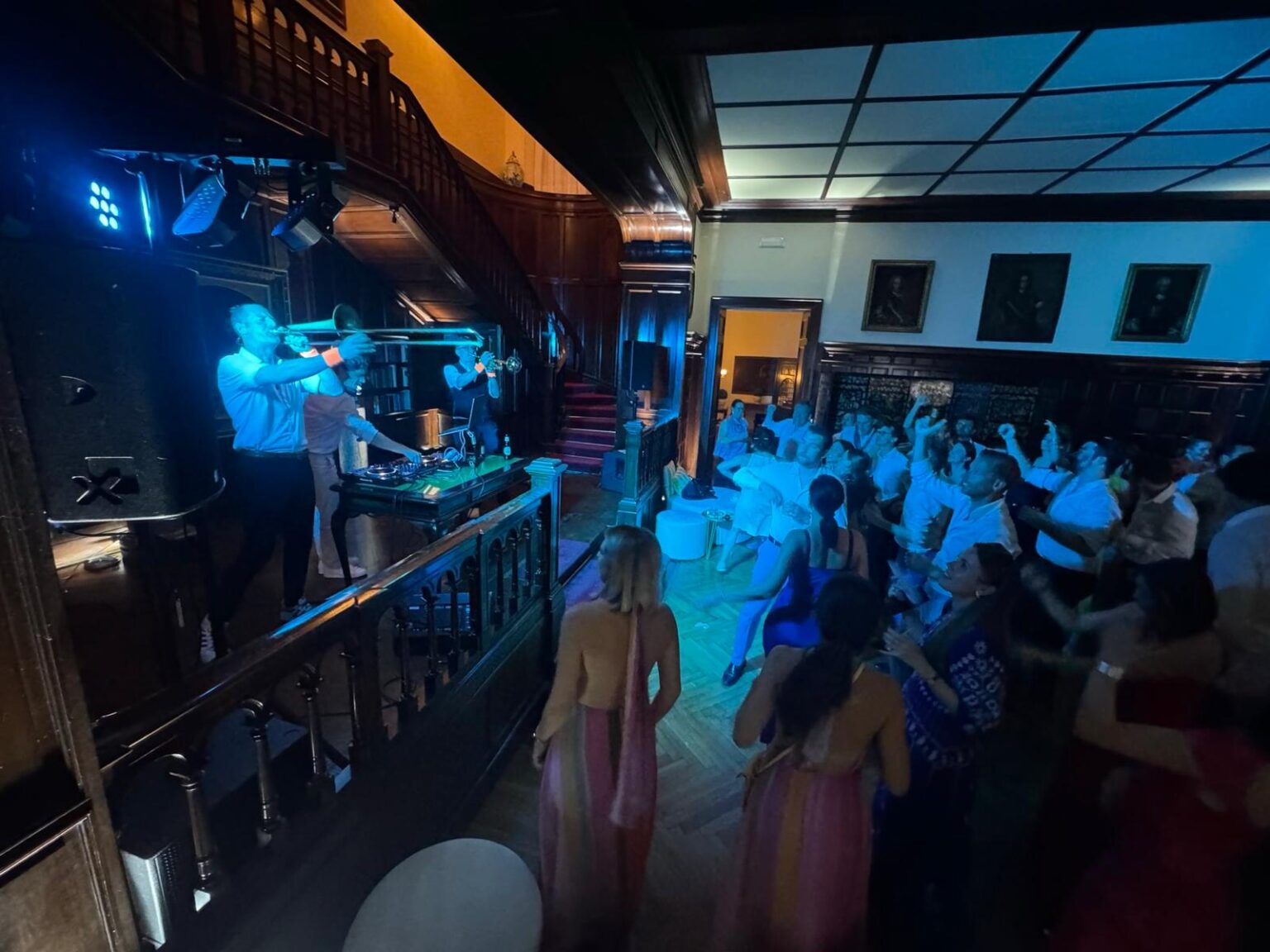 Der DJ legt auf, während das Bläser-Duo der Brass Tacks Band kraftvolle Rhythmen und Melodien live zum Publikum bringt, spät in der Nacht.