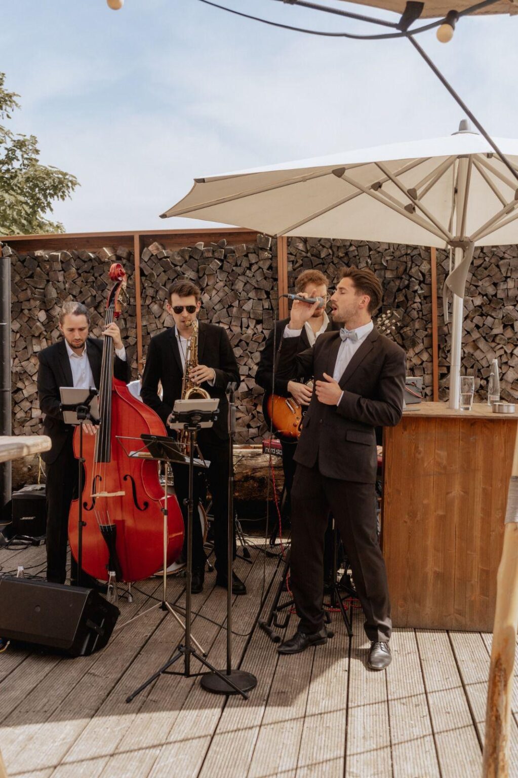 Die Brass Tacks Combo spielt draußen beim Sektempfang, entspannte Atmosphäre mit Live-Musik unter freiem Himmel.
