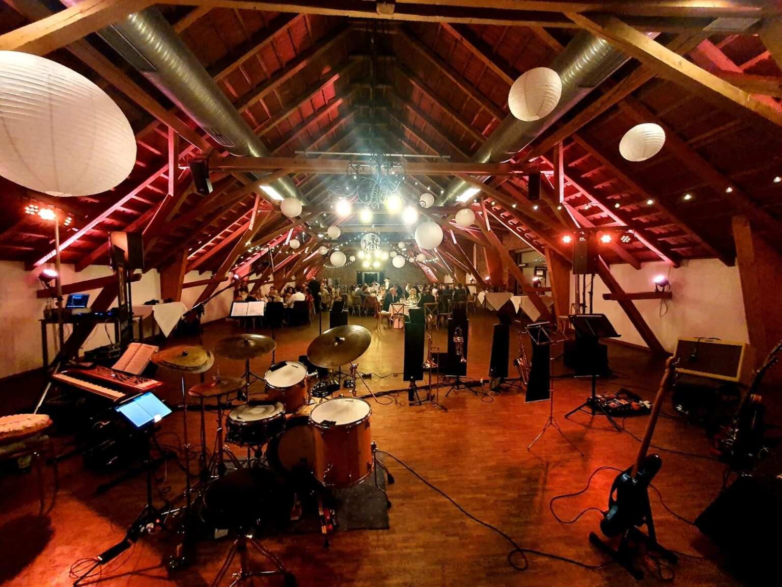 Leere Bühne der Brass Tacks Band mit aufgebauten Instrumenten und Lichttechnik, kurz vor Beginn eines Live-Auftritts.